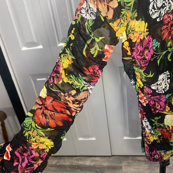 Guess Sheer Floral Ruched Top Sz Small - Picture 3 of 5